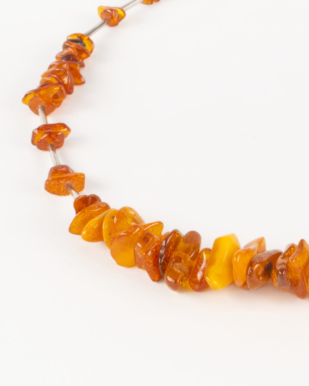 Srebrny naszyjnik z bursztynami