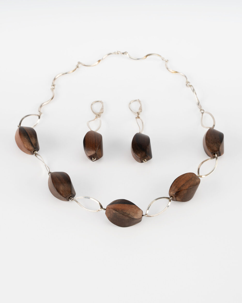 Komplet biżuterii srebrnej z drewnianymi elementami ozdobnymi