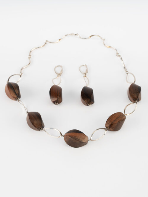 Komplet biżuterii srebrnej z drewnianymi elementami ozdobnymi