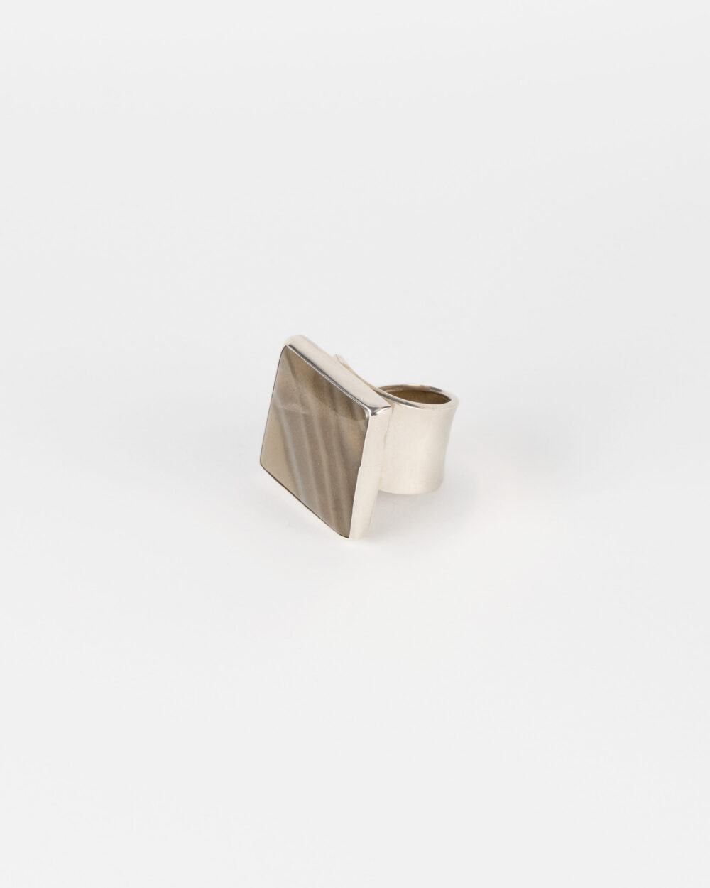 7R501846-Edit Srebrny pierścionek z krzemieniem pasiastym