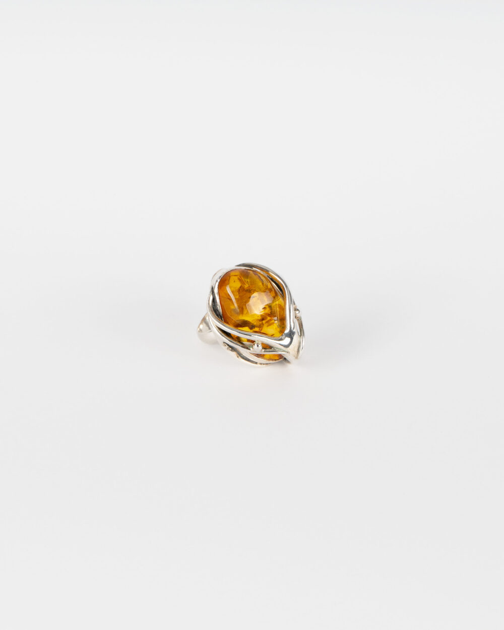 Pierścionek srebrny z pięknym bursztynem
