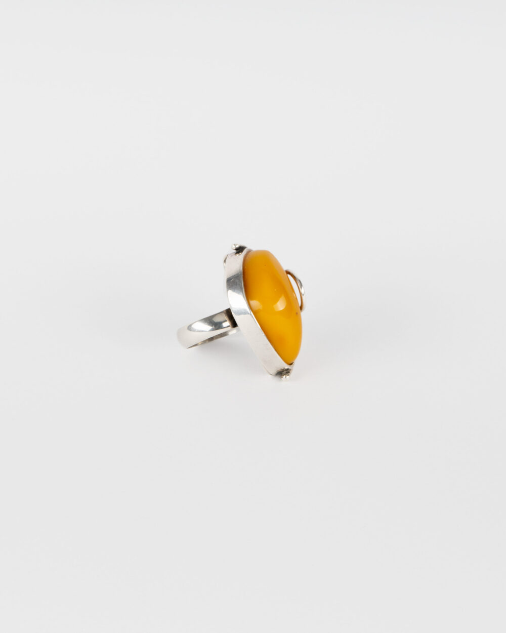 Pierścionek srebrny z mlecznym bursztynem